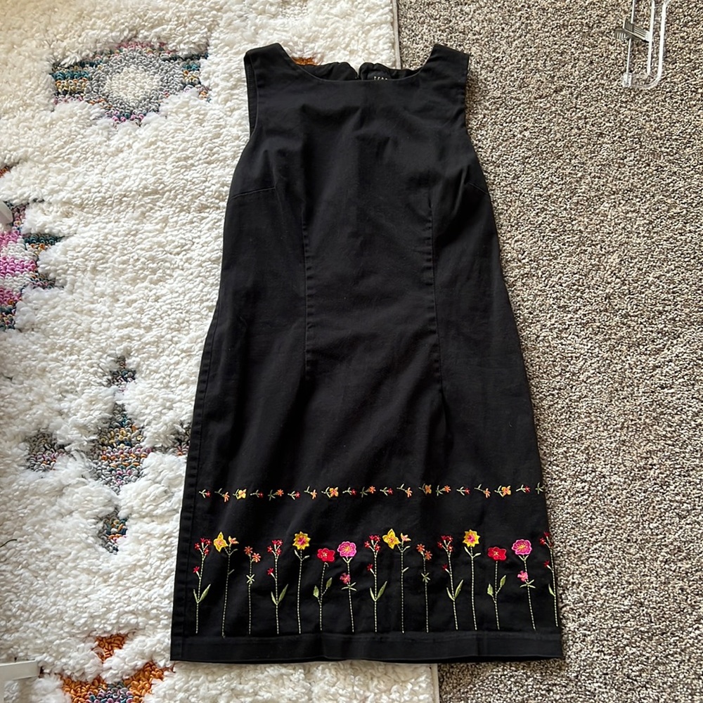 Little 90s embroidered flowers black dress!
